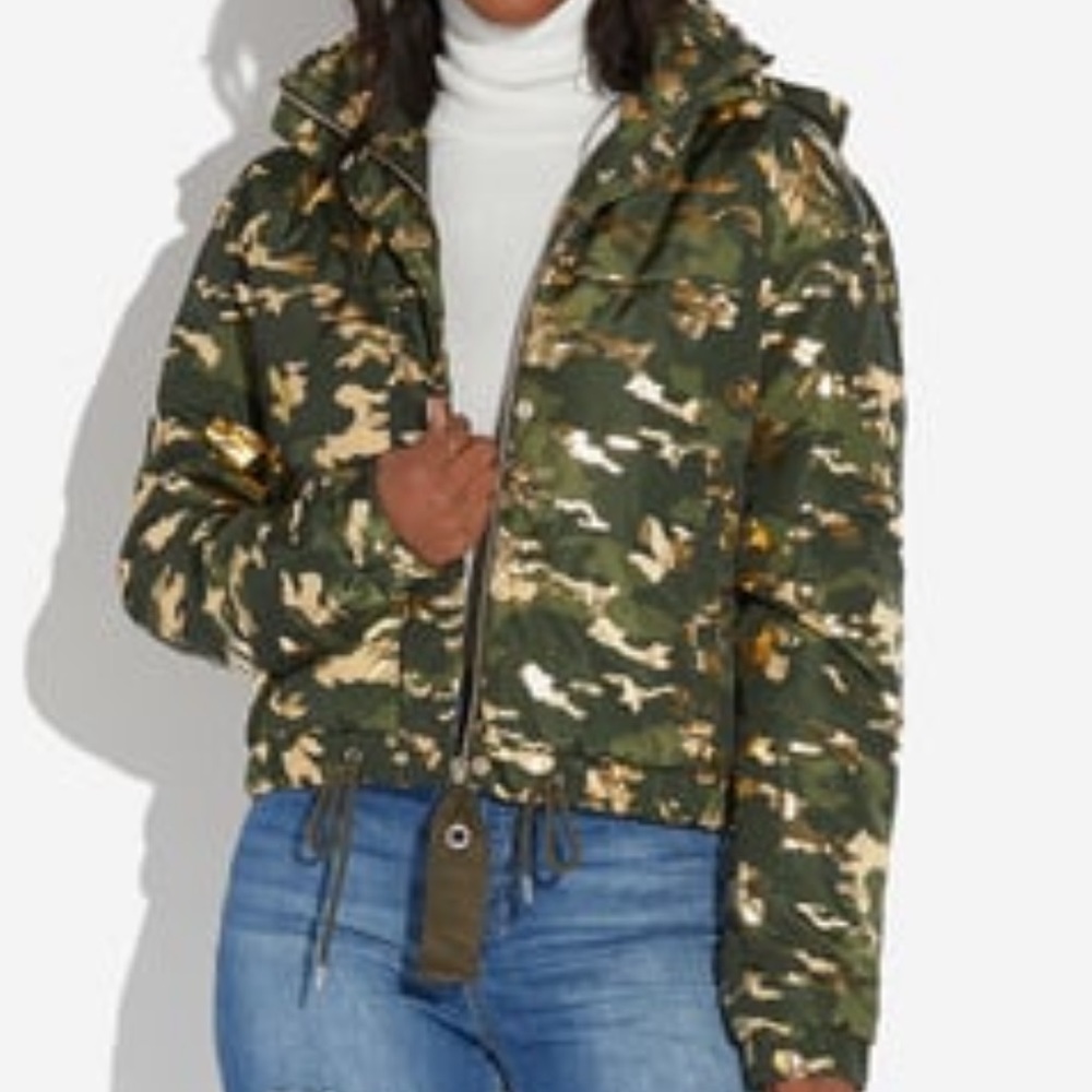 ASHLEY BY 26 INTERNATIONAL OUTERWEAR Camo metallic Gold hooded Puffer Jacket M.